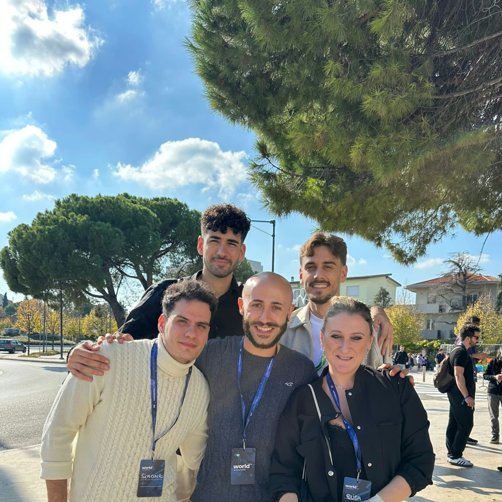Lorenzo insieme ad alcuni studenti del mastermind